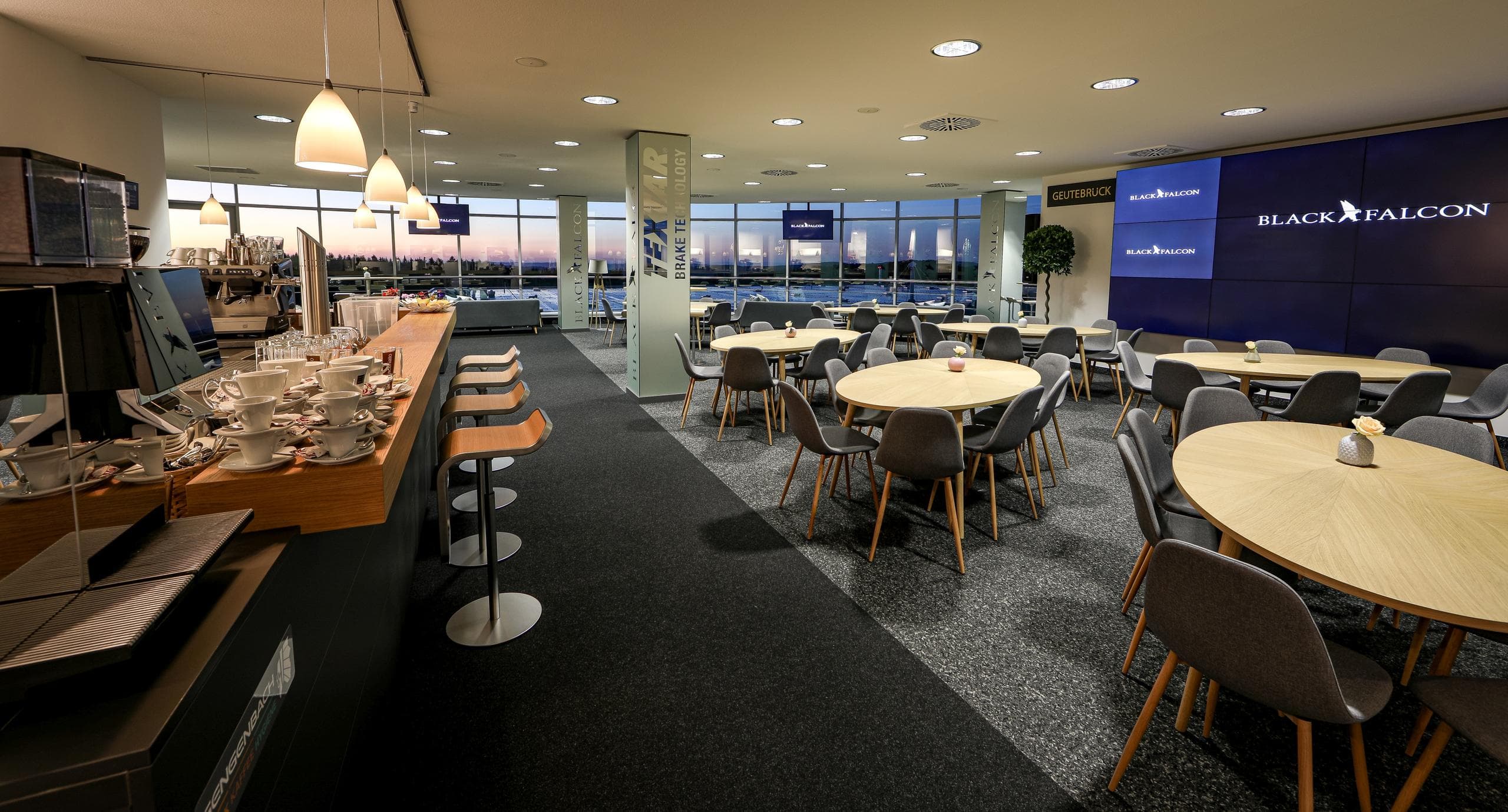 BLACK FALCON TOWER-LOUNGE